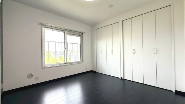 壁一面の大型クローゼットで収納力豊富。お部屋を広く保てる、スッキリと洗練された暮らしを叶えます