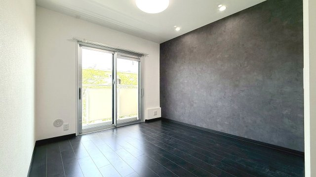 南向きバルコニーに面した、陽光が心地よい4.5帖。玄関横で動線も良く、ワークスペースや寝室に最適です