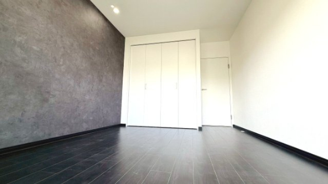 マーブル模様のグレーが映える、収納力の洋室。コンパクトな空間に石目の高級感と奥行きを演出します