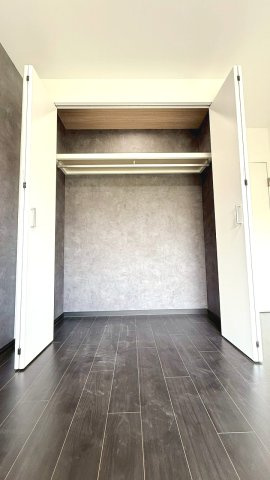 4．5帖洋室収納、クローゼット内の淡いグレーが、開けるたびに洗練された印象を与えます
