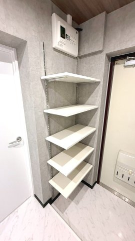 たっぷりしまえる5段のシューズ棚。高さ調整も自由自在で、家族全員の靴を種類ごとにスッキリ整理できます