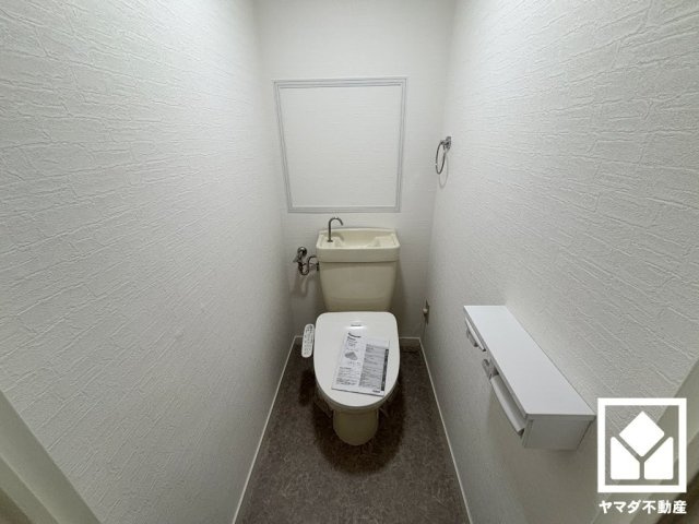明るく清潔感溢れるトイレです。温水洗浄便座付きで、季節を問わずいつでも温かい便座をお使いいただけます。