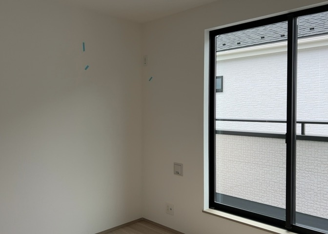 寝室でゆっくりと過ごすためにはベッド周りの適度な空間を担保することや窓の位置、照明の明るさ、寝室の広さなどを考える必要があります。自身や家族の構成とライフスタイルに併せて寝室にする部屋を選びましょう！