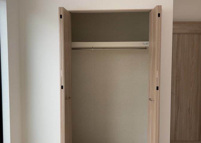 デザイン性を重視しすぎて収納が少なかった！なんてことにならないため、事前に現地で収納の数を確認しておくことをお勧めします。クローゼット以外にも床下収納や屋根裏収納、パントリーなどもチェックしましょう。