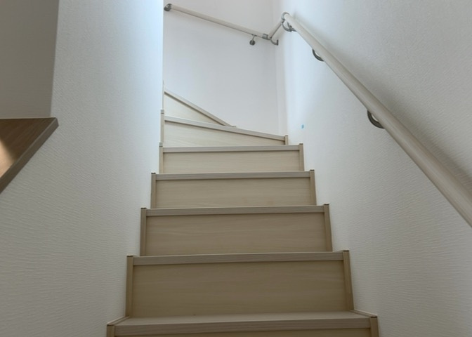 建物の上下階の通路である階段は、その位置によって動線や室内の印象が大きく左右されます。手摺にも重要な役割があり、転倒の防止・歩行や動作を円滑にして日常生活を支えることを主な目的として設置されています。