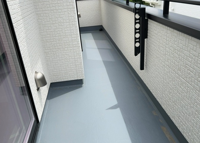 バルコニーは、室外の専用スペースのうち、「屋根がなく開放された空間」であるものを指します。ベランダより広いタイプのものが多く、日当たりもよいため家庭菜園などを楽しみたい人にとって適した環境となります。