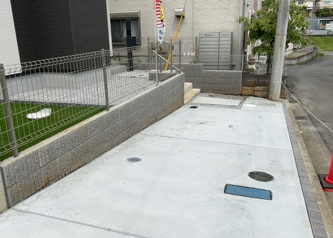 駐車場と明記されていても、最小スペースでつくられた駐車場だと大型車は駐車できなかったり、出入りしにくくなったりする可能性があります。お車のサイズと購入したい物件の駐車場のサイズを現地で確認しましょう。