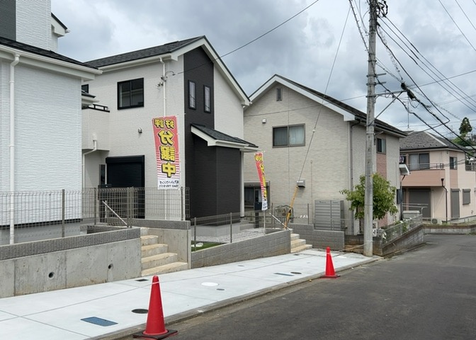 住宅用の土地では前面道路に2m以上接していなければならないと法律で定められています。しかし、お持ちの車のサイズやライフスタイルなどにより、2mでは利便が悪い場合もございますので、事前に確認しましょう。