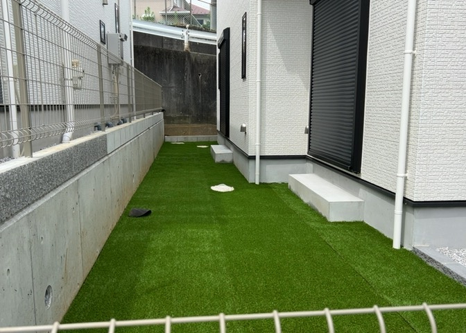 庭があることでガーデニングや家庭菜園はもちろん、こどもの遊び場やペットを放して遊ぶことができます。また、家の周囲に余裕があるということです。隣地との間があれば、十分な日当たりと、風通しが確保できます。