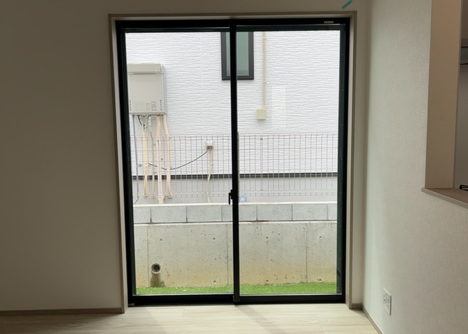 サッシとは、ガラス窓に使用される金属製の窓枠のことです。一般的に住宅建築では、金属製建具工事の段階で備え付けるもので、ガラス類や玄関、バスルームのスチール製のドアなどと同じタイミングで工事を行います。