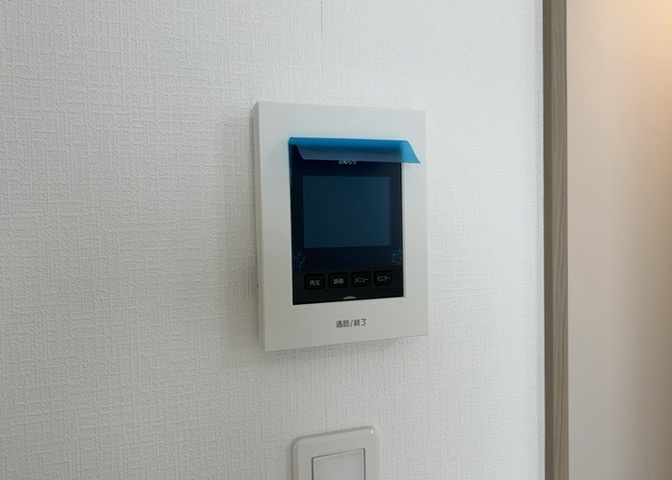 モニターで来訪者を確認して、目的が分からない場合はインターホンを通じて室内から会話することができます。怪しいと感じた場合はインターホン越しにお帰りいただくことができるので、直接会うことがなく安全です。