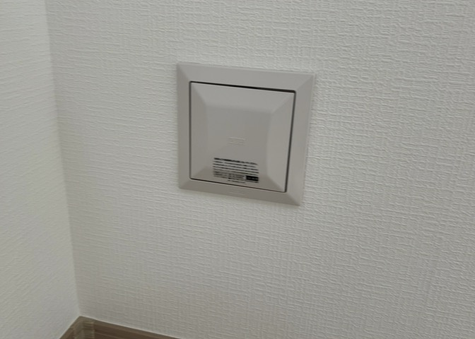 1日中建物内の換気が行われるように設計された仕組みです。気密性の高い住宅は、家に籠った空気でシックハウス症候群になる可能性がありますが、24時間換気システムであれば計画的な換気で対策が可能です。