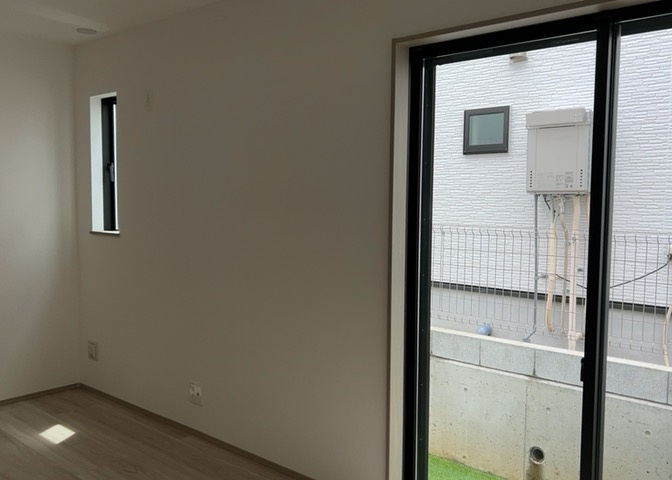 直線タイプはLとDKを一直線に並べた形で対面キッチンのタイプです。一般的なのでよく見かけるかもしれません。直線タイプに似た直接アイランドタイプは、キッチンとダイニングの間に壁がない分広く感じられます。