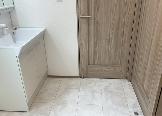 多くの戸建て住宅で見かける洗面脱衣所は、洗面台と洗濯機が2畳ほどのスペースに並べられていて、洗面所が脱衣所を兼ね備えている間取りが一般的です。お客様が利用することもある、パブリックな空間でもあります。
