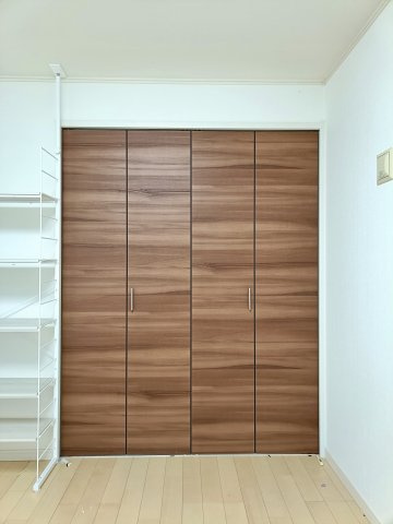 【洋室　収納】　豊富な収納も戸建てならでは。