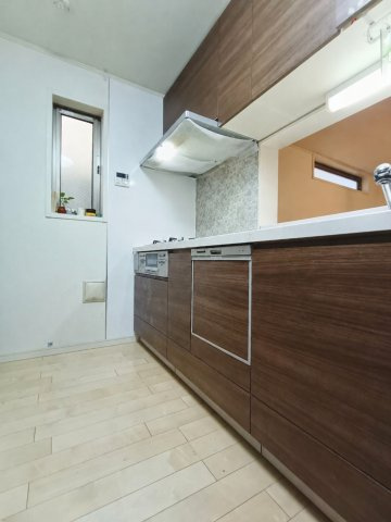 【キッチン】　食洗機付きのシステムキッチン。家事をしながらリビングを見渡せる対面式です。