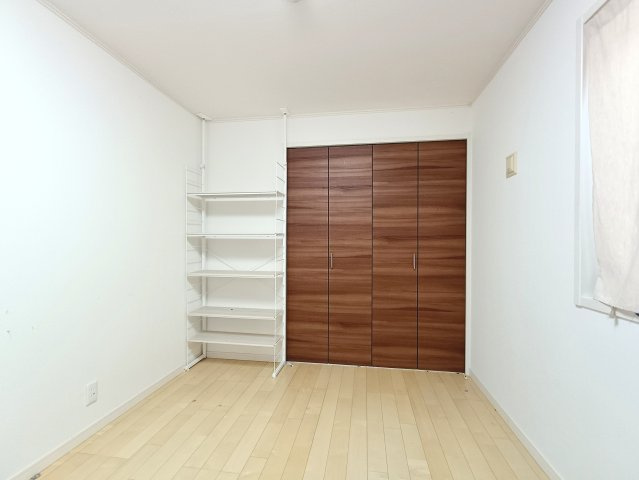 【洋室】　シンプルで様々なテイストの家具に調和するお部屋です。