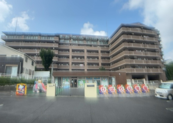 眺望の良さを楽しめるダイニングキッチンで家族団らんの時間を過ごしてはいかがでしょうか。バルコニーから見える景色を家族で眺める時間は、時間が経つのを忘れてしまいそうですね。是非、現地を見に行きましょう！