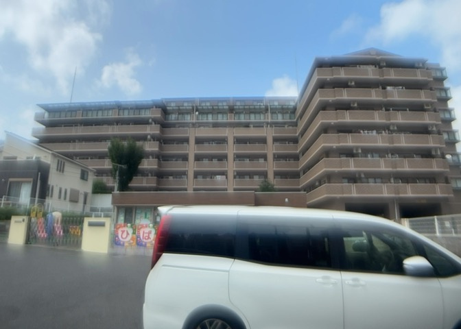 道幅が広い場所は日当たりや風通が良好です。幅が広いのですれ違いも可能ですし大きな車でも駐車可能！一方で、大型車が通ることも多くなるため交通量の増加により騒音に繋がります。また土地の値段が高くなります。