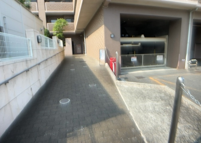 共用部分は、一棟の建物に住む区分所有者全員が共同で所有するとし、共用部分の管理、補修などは、区分所有者で形成される管理組合が行います。個人の判断で勝手に変更することはできませんので覚えておきましょう。