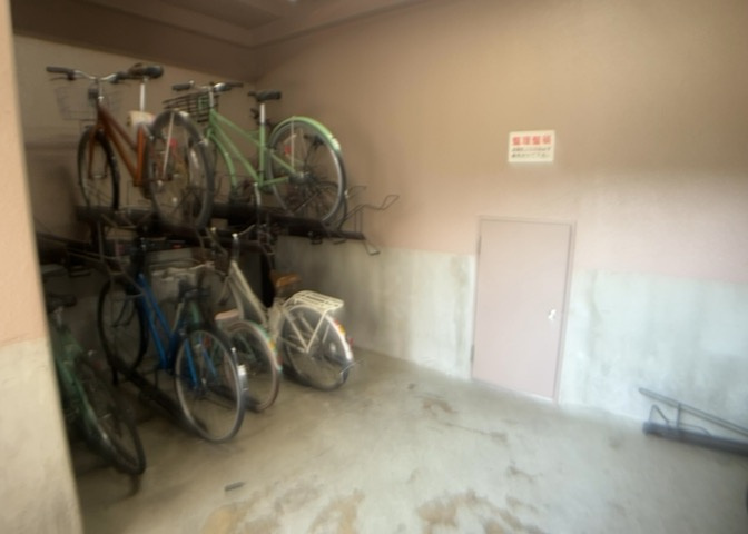 車一台あたりに必要なスペースは、標準サイズの普通自動車で横幅2m50cm、長さ5mは必要になります。ただし、乗降のことも考慮して横幅3m30cm、長さ5m50cmほどは確保できるところを選びましょう。