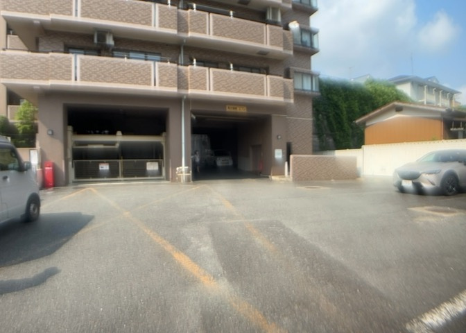 駐車場と明記されていても、最小スペースでつくられた駐車場だと大型車は駐車できなかったり、出入りしにくくなったりする可能性があります。お車のサイズと購入したい物件の駐車場のサイズを現地で確認しましょう。