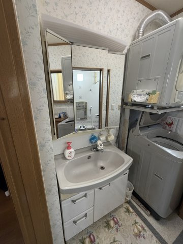 洗面部分が広い独立洗面台がございます。