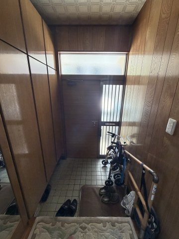 玄関に手すりがついているため安心できます。