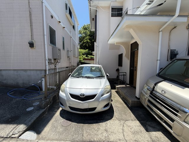 普通車がゆとりをもって駐車できます。