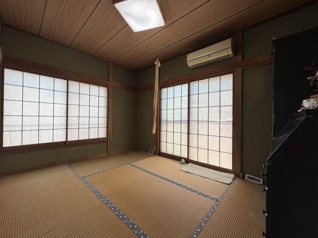 バルコニーに接面している6帖和室です。