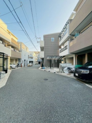 2階にはLDKと洗面・浴室・トイレが揃い、生活の全てが完結！　お洗濯物を干すときも、バルコニーまで一直線です。　3階のお部屋はすべて6帖でバランスの良い間取り。