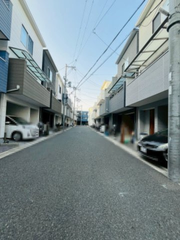駅やスーパーまでは少しだけ歩きますが、閑静な住環境が魅力です。