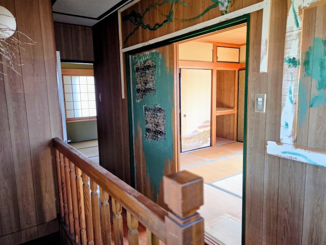 窓から自然光が差し込み、明るい階段エリアです。