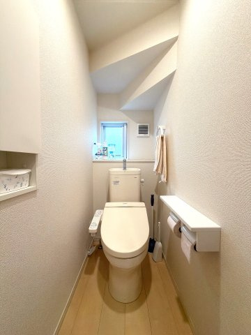 1Fの温水洗浄機能付きのトイレになります♪