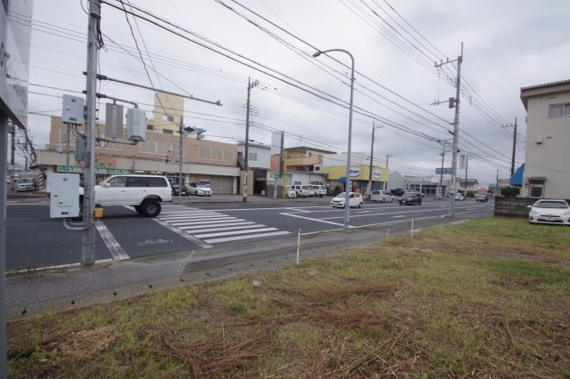 東側道路、栃木街道沿い