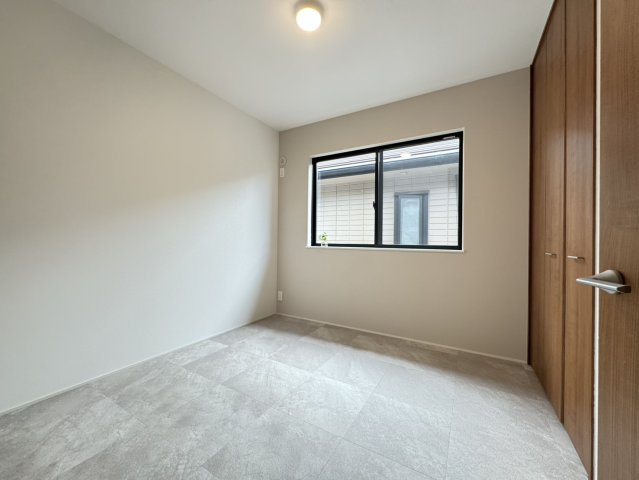 ワックスがけが不要なフロアで、日頃のお手入れもカンタン。また、表面に安全性の高い抗菌処理を施し、各種細菌の繁殖を抑制します。床を清掃に保ち、お子様やお年寄りのいるご家庭も安心です。
