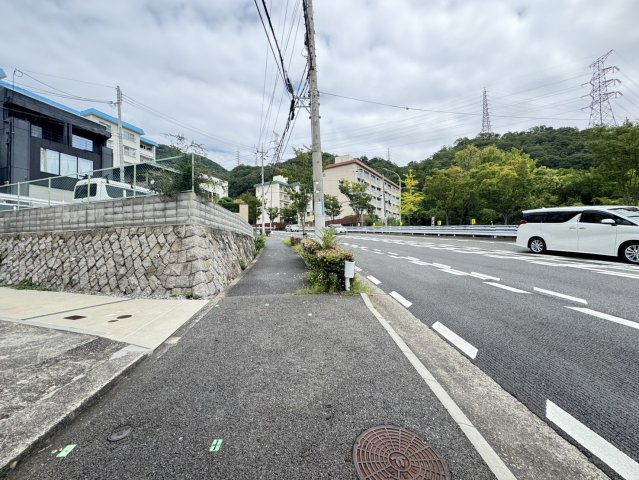 太陽光発電つきの築浅戸建・4LDKでファミリーにオススメです。車3台駐車可能。敷地135.44？（約40.9坪）・建物109.56？・令和4年4月築。