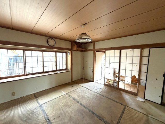 大きな窓から光が入り、障子を閉めれば穏やかな光に包まれます。