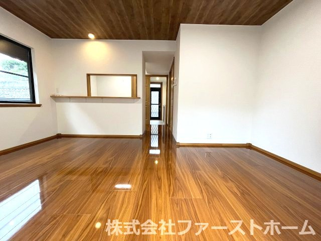 落ち着いた色合いのフローリングとどんなインテリアにも合わせやすいシンプルな壁面。お好みの家具を置いてあなただけの理想の空間がつくれます。