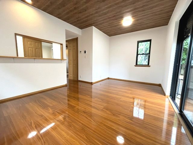 温かみのある木目調のフローリングと各部屋へと続くドアが、全体に統一感と落ち着きをもたらします。