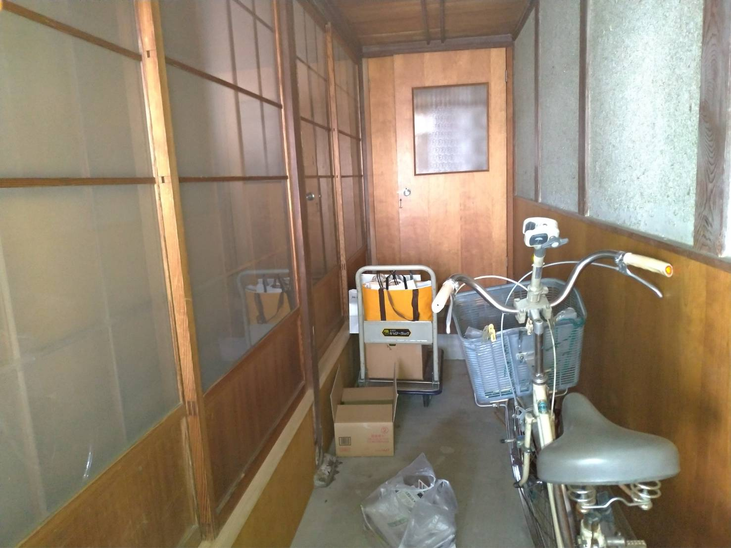 屋内に設けられた土間スペースで、雨の日でも安心して移動が可能です。自転車なども置ける広さがあり、収納スペースとしても活用できます。生活動線を支える便利な空間で、日々の暮らしを快適にしてくれます。