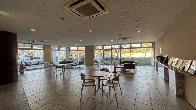 ロビーには広い談話スペースがあり、コミュニケーションの場やお子様がお勉強をしている姿を見かけます。