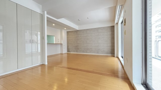 アクセントクロスがスタイリッシュなリビングダイニングです。