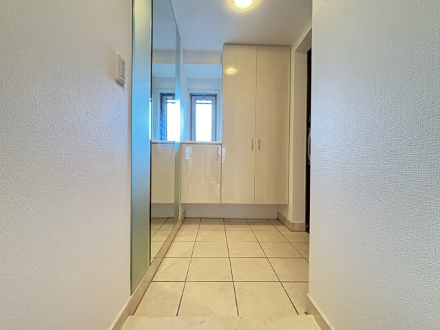 ゆったりとした玄関です。大きな姿鏡があり、身だしなみをチェックできます。