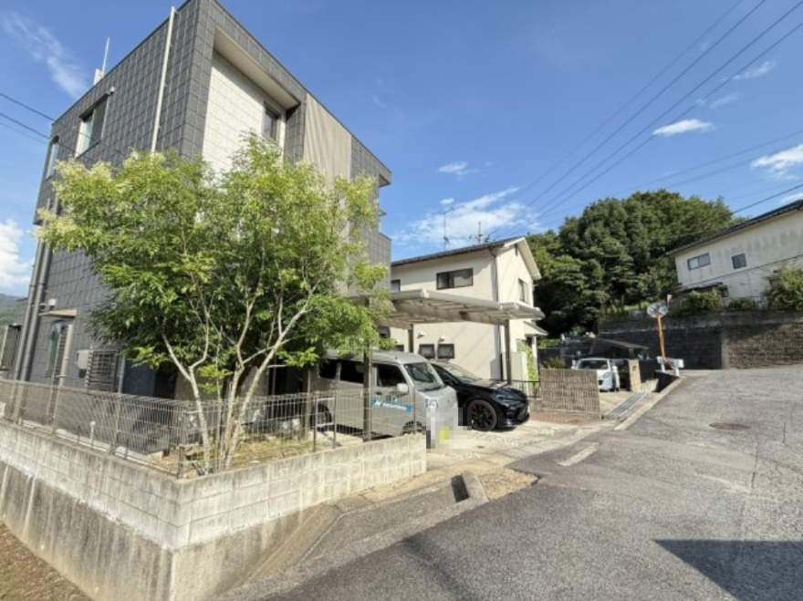 敷地の一角に植えられた緑豊かな樹木が住まい全体に爽やかな雰囲気を添えています。外観のモダンなデザインと自然の緑が調和し落ち着きのある住環境を演出。手入れされた植樹は住まいの価値をさらに高めるポイント。