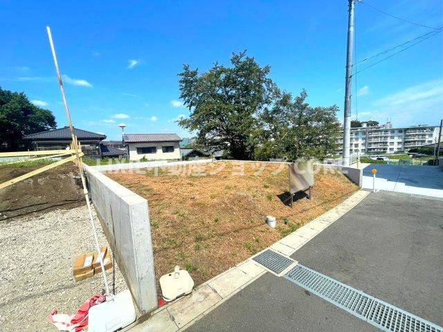 前面道路は閑静な住宅地をはしる車通りの少ない道路。お車の出し入れが苦手なママや小さなお子様にも安心　