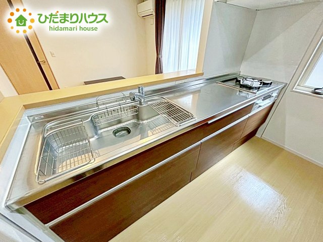 システムキッチンは、奥の物まで取り出しやすい引出しタイプを採用。背の高い鍋や取っ手の長いフライパンまで、スッキリ収納できます。火力調整がしやすくお料理の幅が広がるガスコンロ