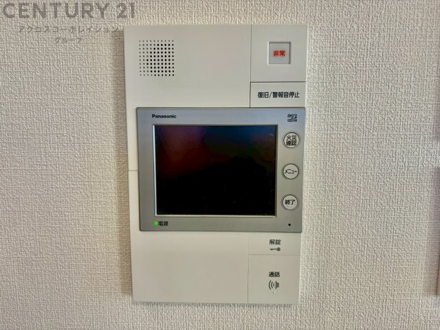 訪問者が来たときにテレビ画面で確認できるため、安心してドアを開けられます。録画機能があるものもあり、留守中に来訪者を記録しておくことができます。利便性が高く、セキュリティ面でも安心です。