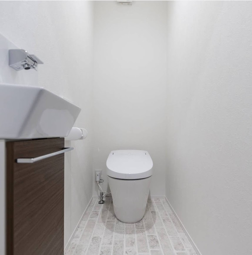 タンクレストイレを採用し、すっきりとした空間が魅力です。独立した手洗い場も備わっており、使い勝手の良さもポイントです。