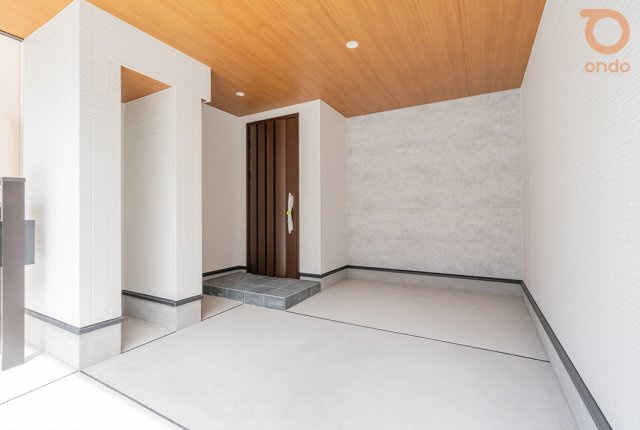【建物プラン例/玄関】住まいと一体で使えるビルトインガレージ。雨の日でも出入りしやすく、玄関までの動線がスムーズです。